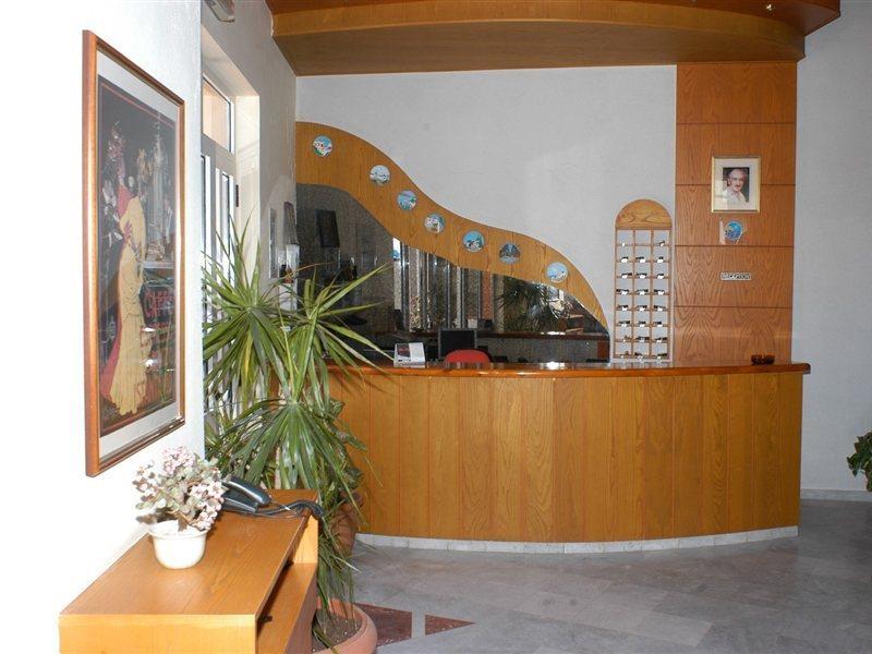 Daisy Hotel Apartments Rethimnon Buitenkant foto